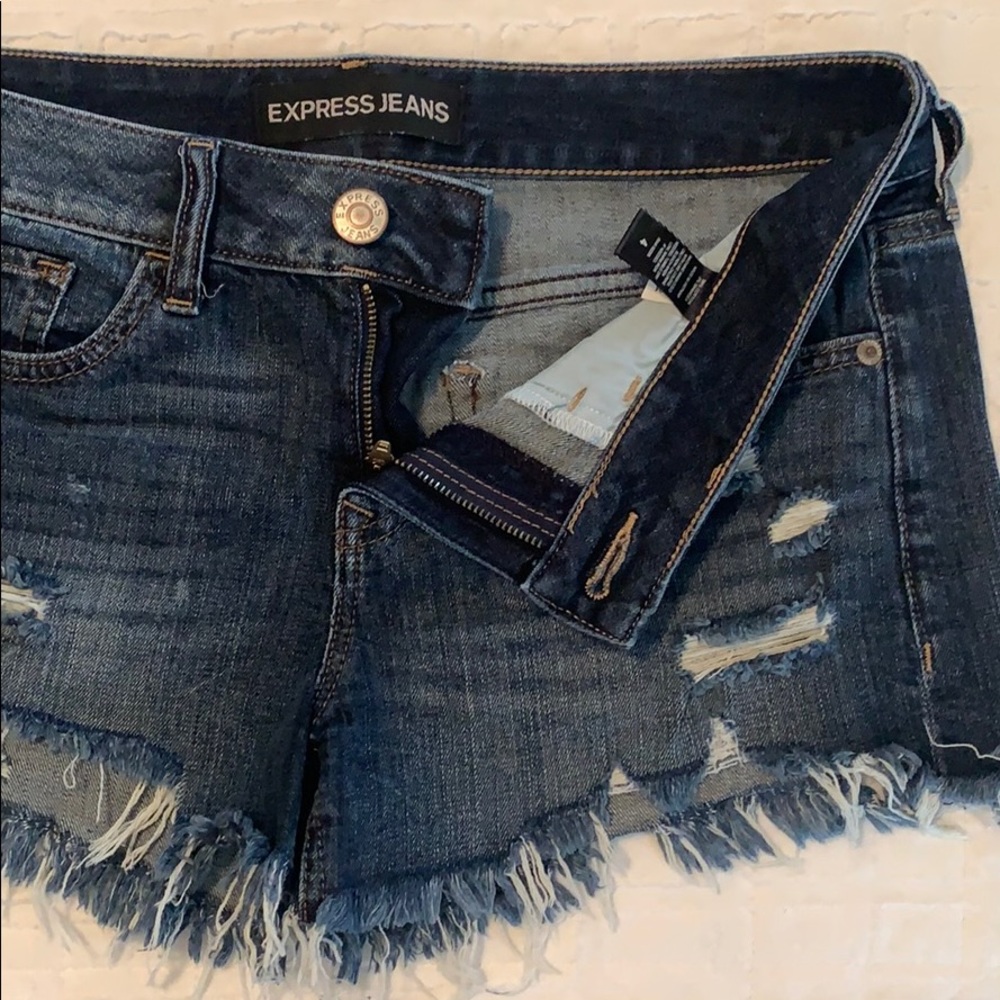 Express Shorts - Picture 2 of 3